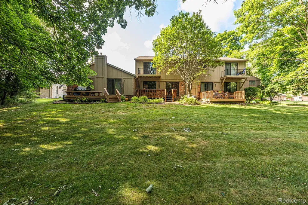 1805 Van Hill Court Rochester Hills City MI 48309