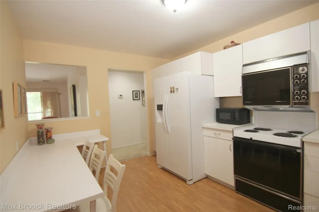 30594 Orchard Lake Road Farmington Hills City MI 48334