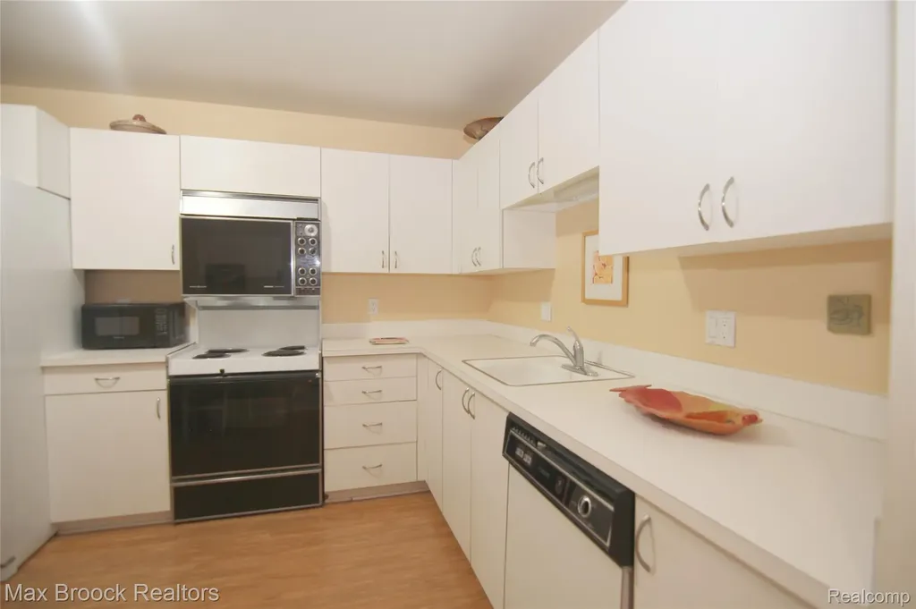 30594 Orchard Lake Road Farmington Hills City MI 48334