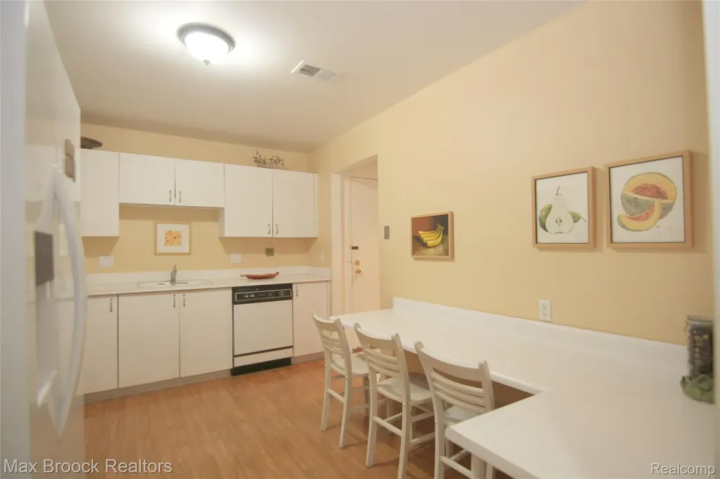 30594 Orchard Lake Road Farmington Hills City MI 48334