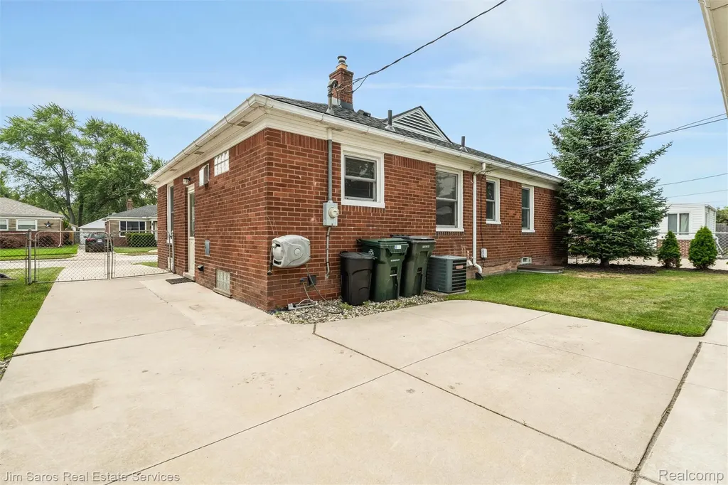 21713 Sunnyside Street St. Clair Shores City MI 48080
