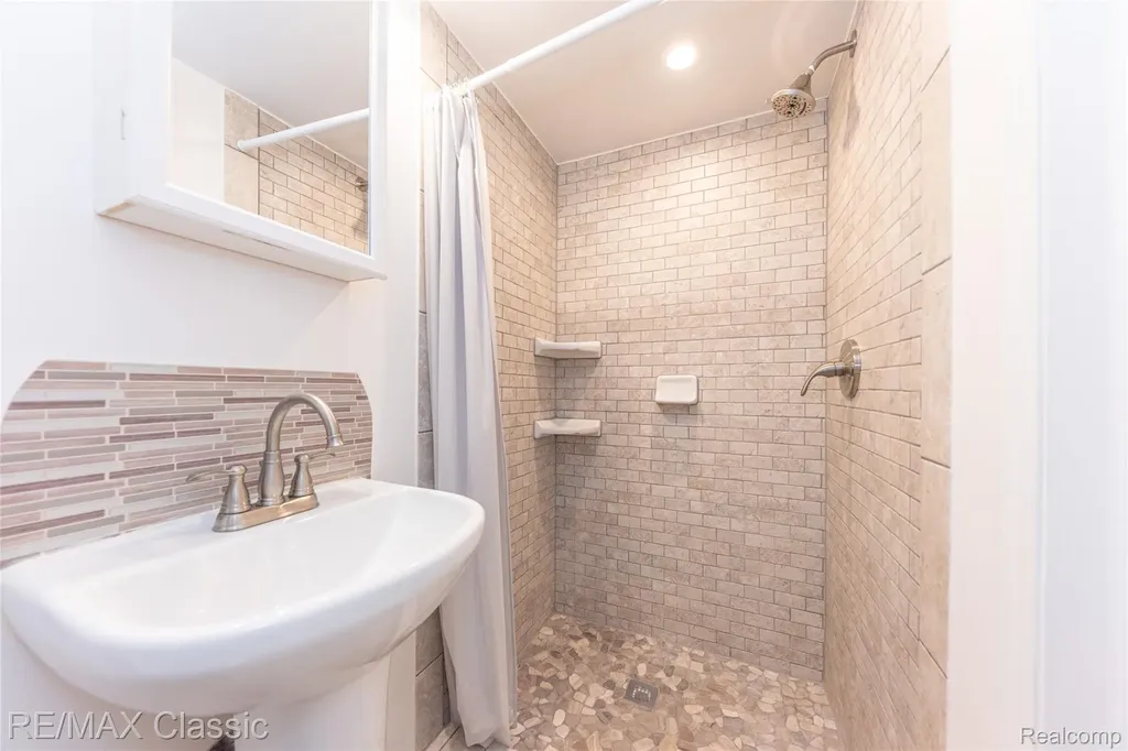42150 Lakeland Court Plymouth Charter Township MI 48170