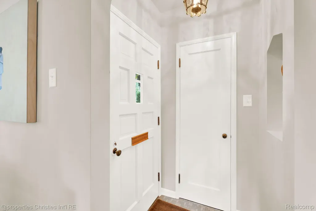 32361 Arlington Drive Beverly Hills Village MI 48025