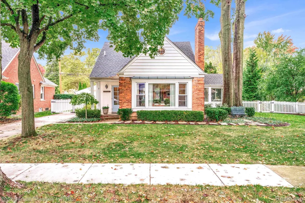 32361 Arlington Drive Beverly Hills Village MI 48025