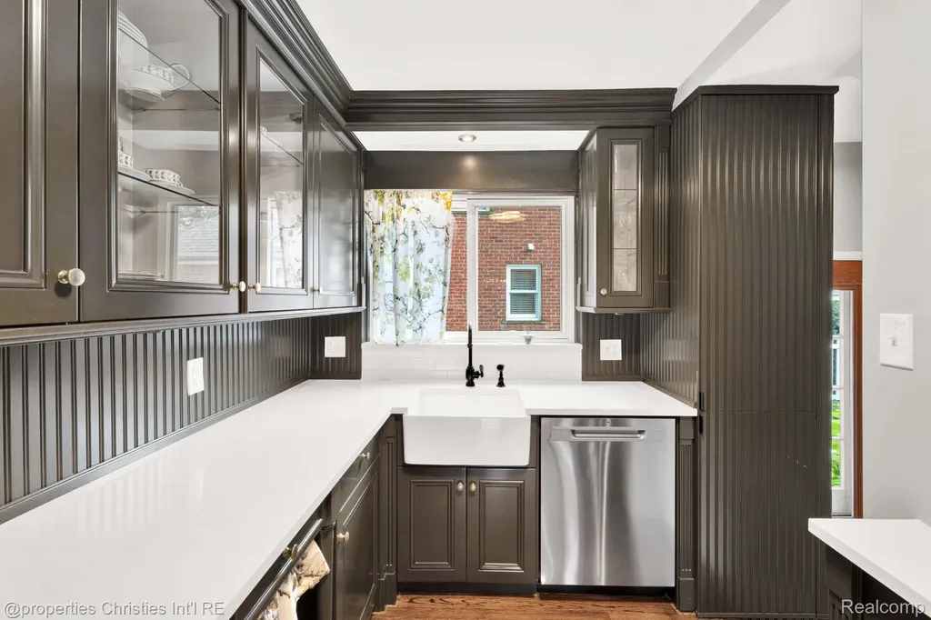 32361 Arlington Drive Beverly Hills Village MI 48025