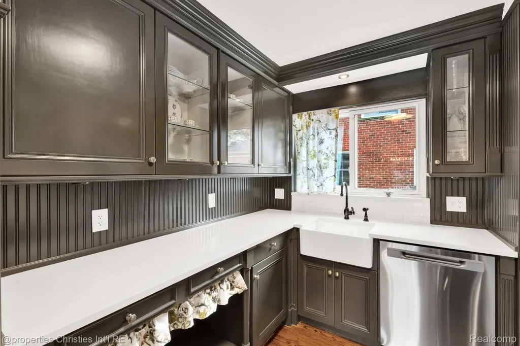 32361 Arlington Drive Beverly Hills Village MI 48025
