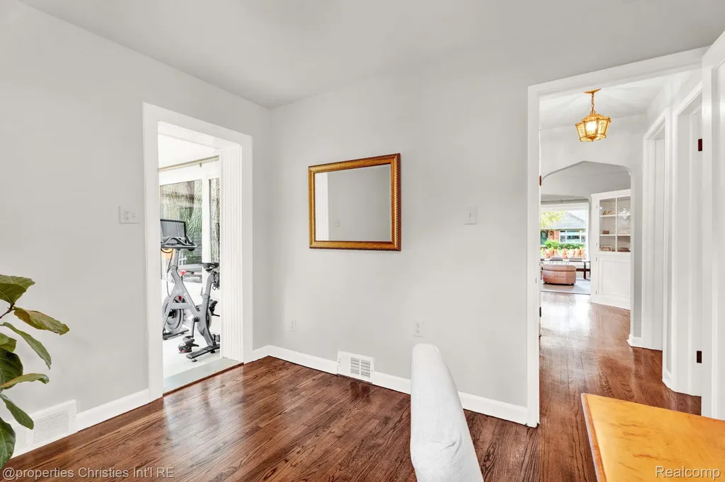 32361 Arlington Drive Beverly Hills Village MI 48025