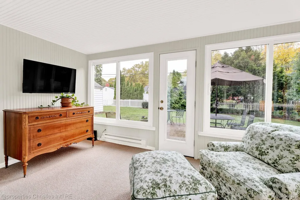 32361 Arlington Drive Beverly Hills Village MI 48025