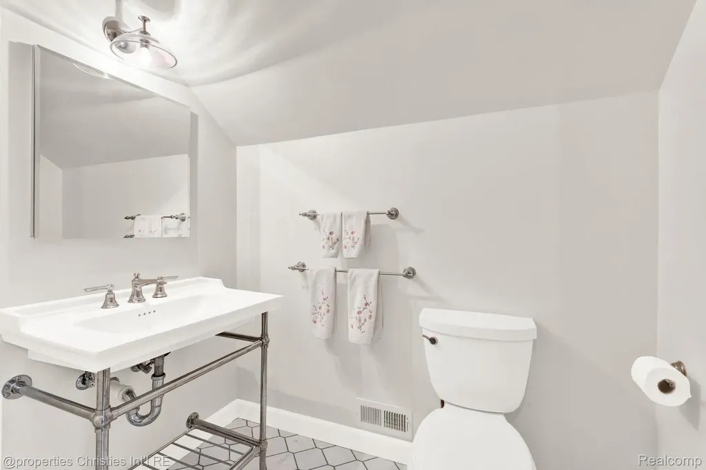 32361 Arlington Drive Beverly Hills Village MI 48025