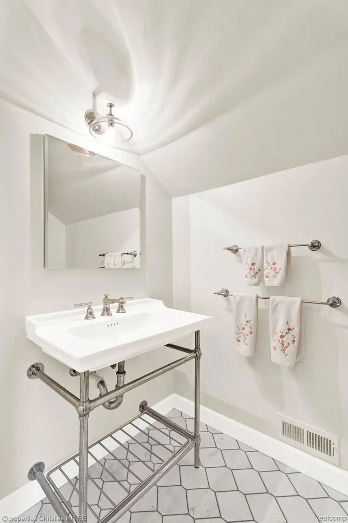 32361 Arlington Drive Beverly Hills Village MI 48025