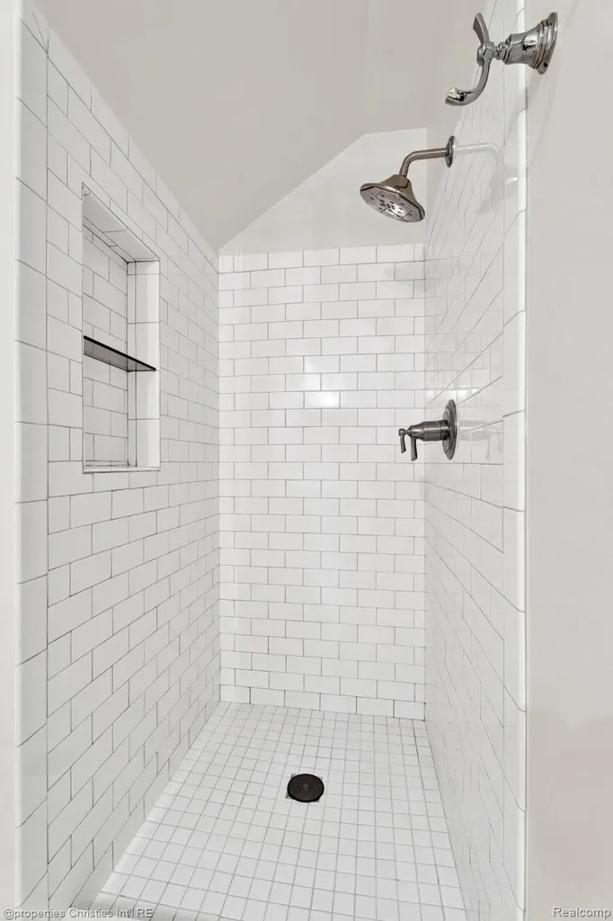 32361 Arlington Drive Beverly Hills Village MI 48025
