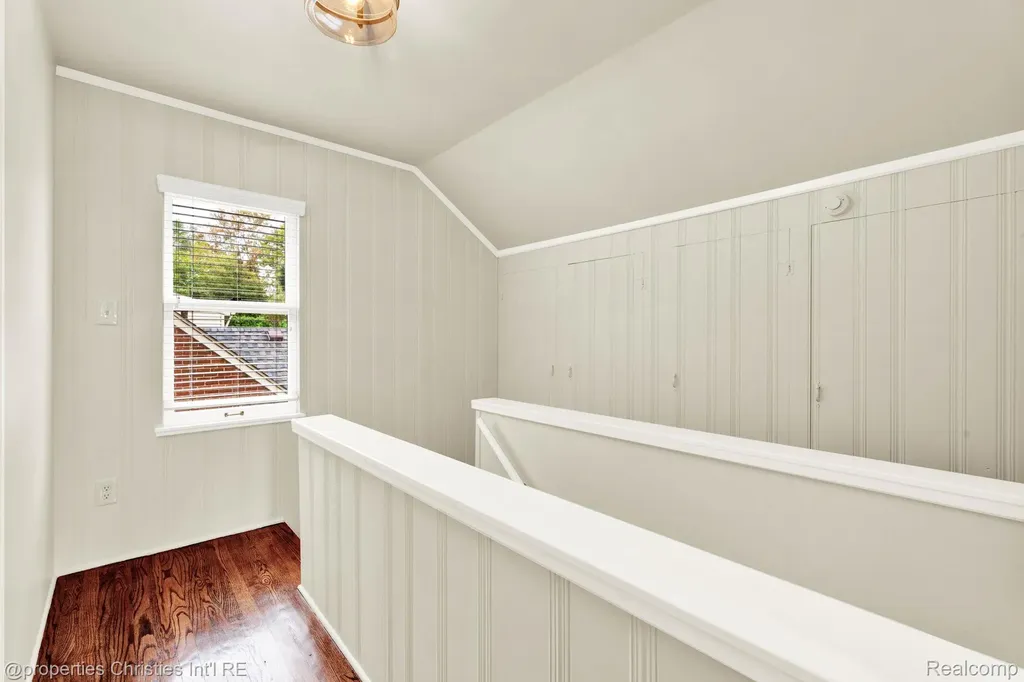 32361 Arlington Drive Beverly Hills Village MI 48025