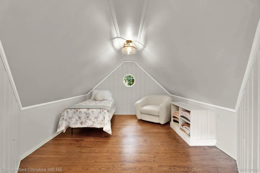 32361 Arlington Drive Beverly Hills Village MI 48025