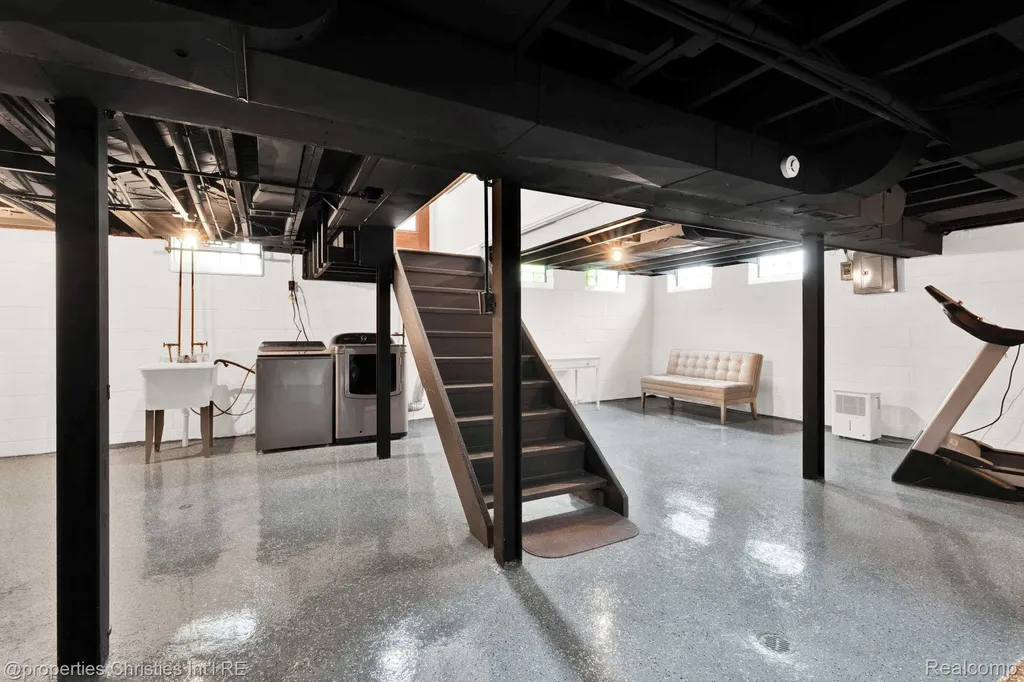 32361 Arlington Drive Beverly Hills Village MI 48025