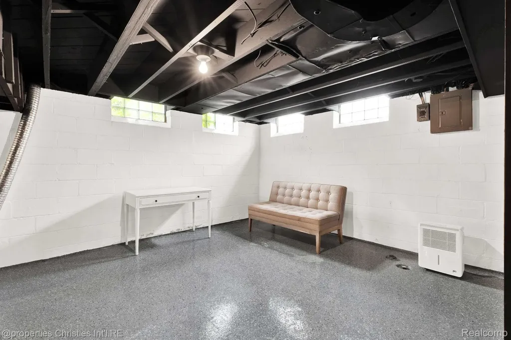 32361 Arlington Drive Beverly Hills Village MI 48025