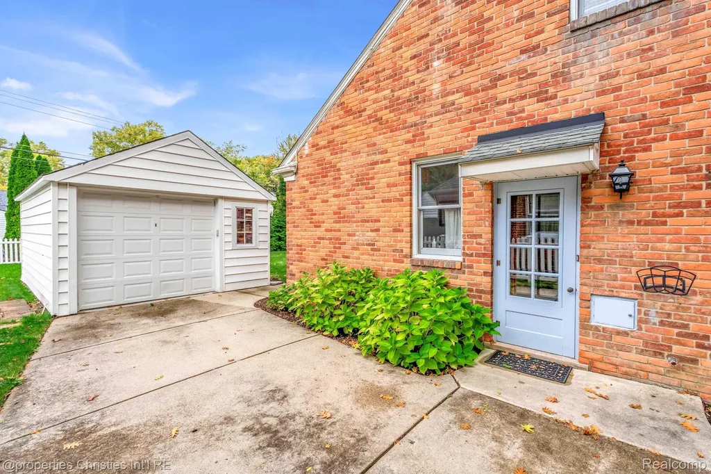 32361 Arlington Drive Beverly Hills Village MI 48025