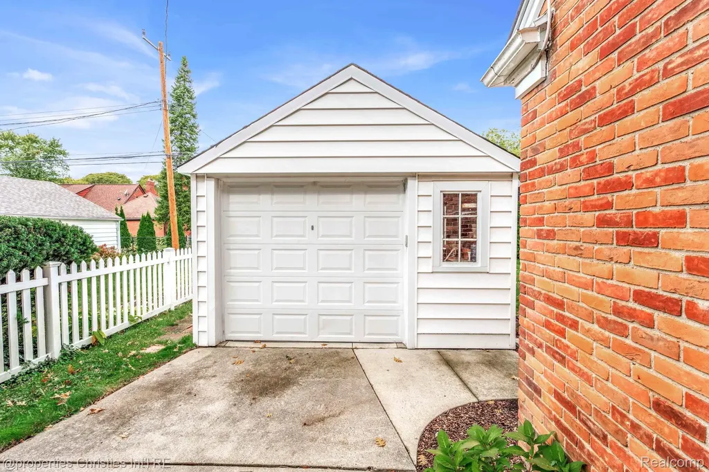 32361 Arlington Drive Beverly Hills Village MI 48025
