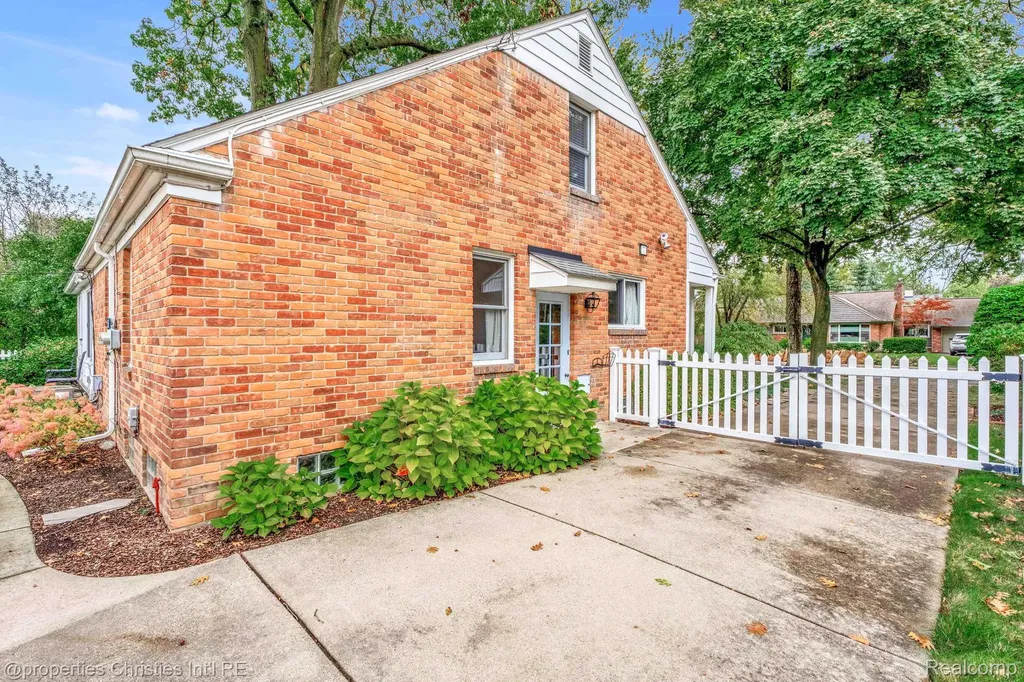 32361 Arlington Drive Beverly Hills Village MI 48025
