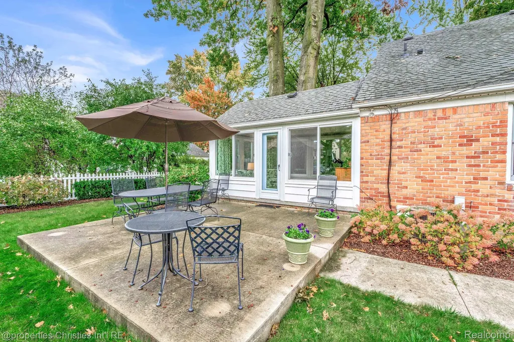 32361 Arlington Drive Beverly Hills Village MI 48025