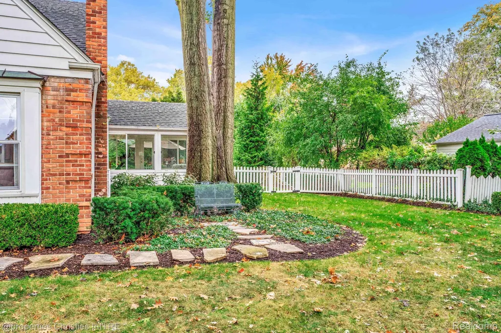 32361 Arlington Drive Beverly Hills Village MI 48025