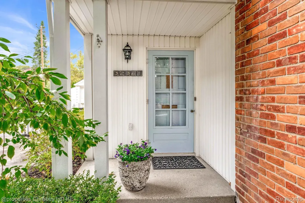 32361 Arlington Drive Beverly Hills Village MI 48025