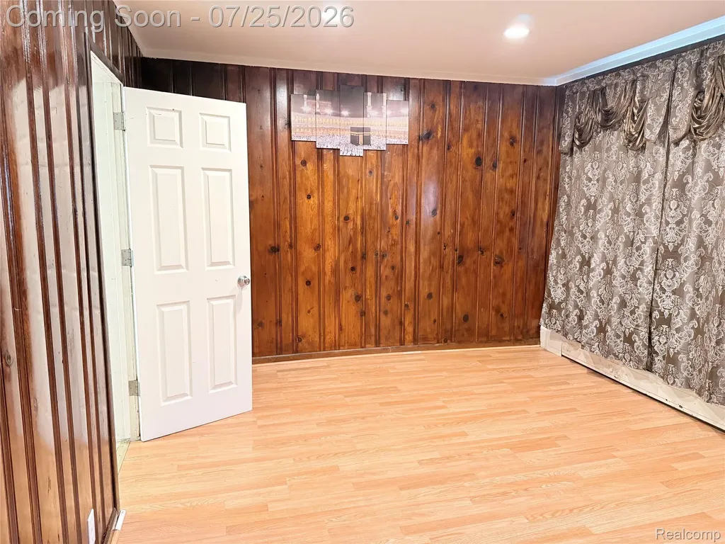 8424 Stout Avenue Warren City MI 48093