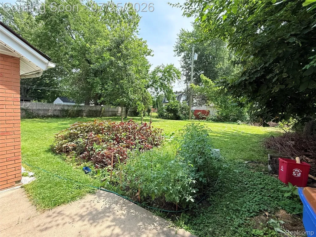 8424 Stout Avenue Warren City MI 48093