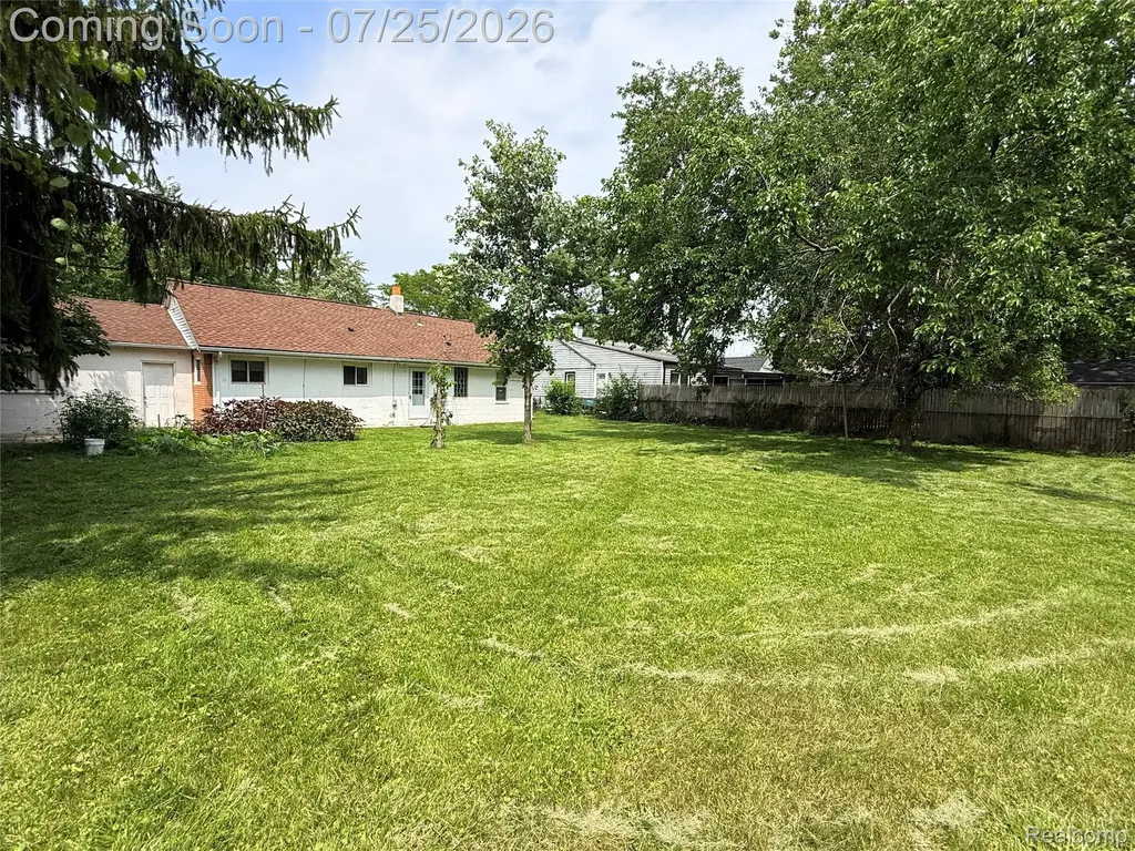 8424 Stout Avenue Warren City MI 48093
