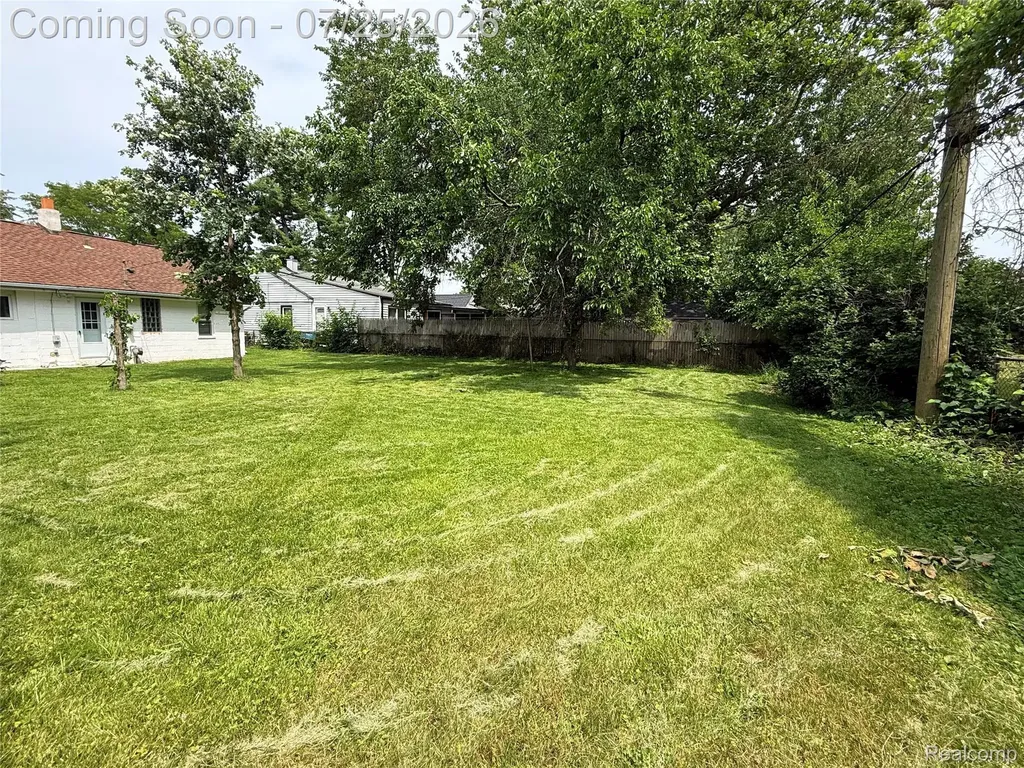 8424 Stout Avenue Warren City MI 48093