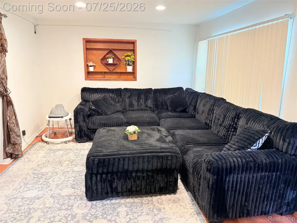 8424 Stout Avenue Warren City MI 48093