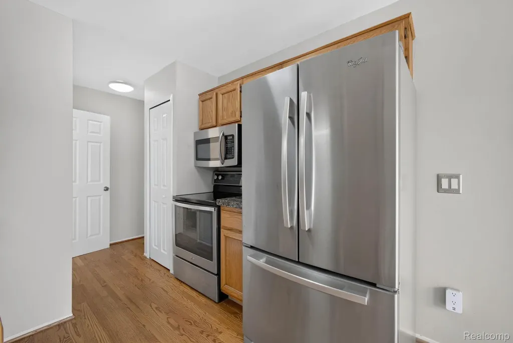 22204 Pondview Novi City MI 48375
