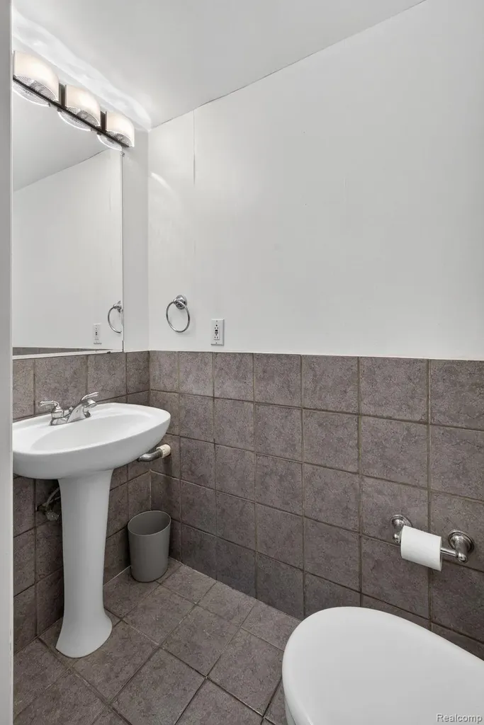 22204 Pondview Novi City MI 48375