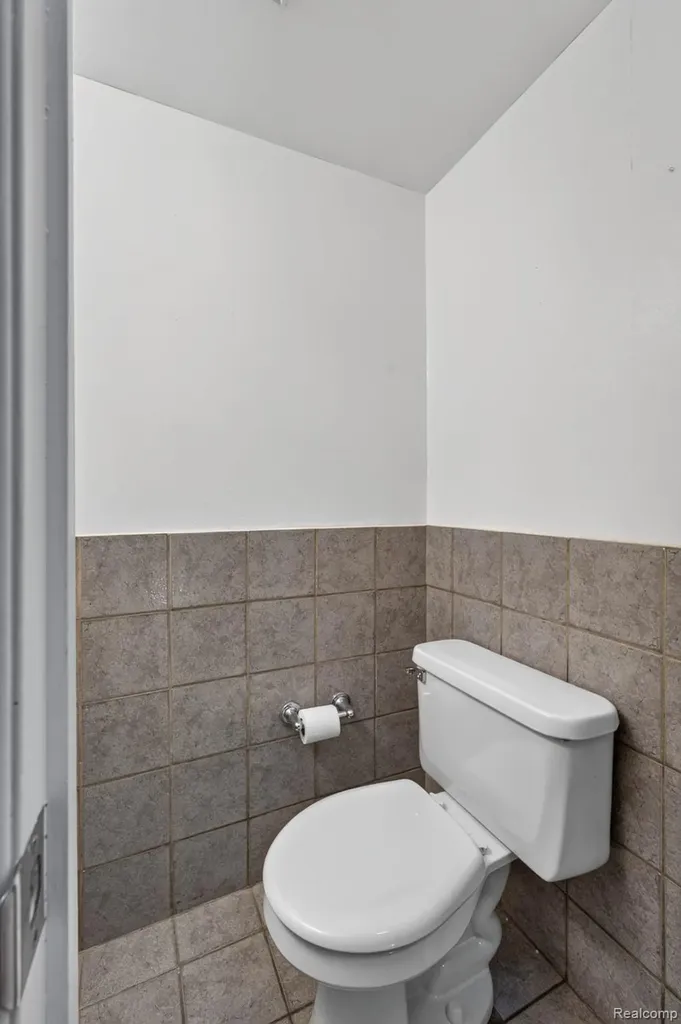 22204 Pondview Novi City MI 48375