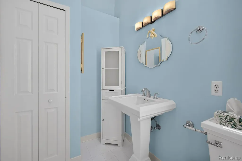 22204 Pondview Novi City MI 48375