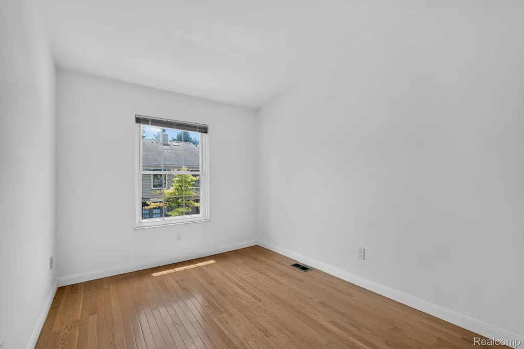 22204 Pondview Novi City MI 48375