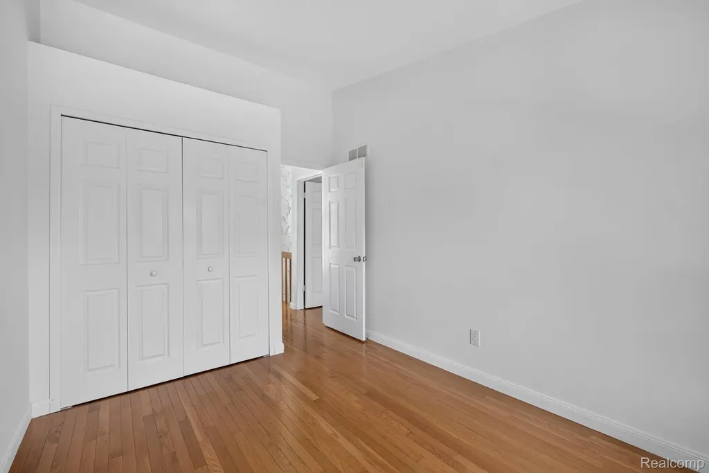 22204 Pondview Novi City MI 48375