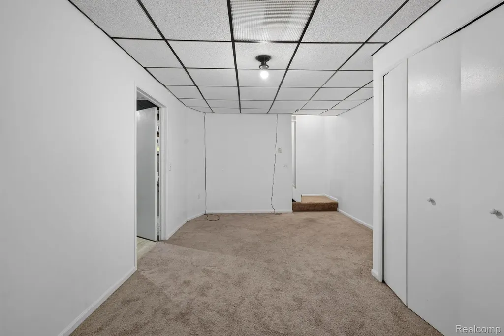 22204 Pondview Novi City MI 48375