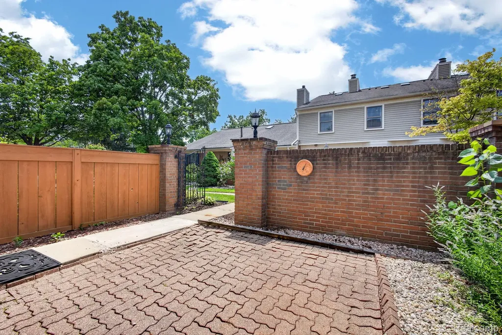22204 Pondview Novi City MI 48375