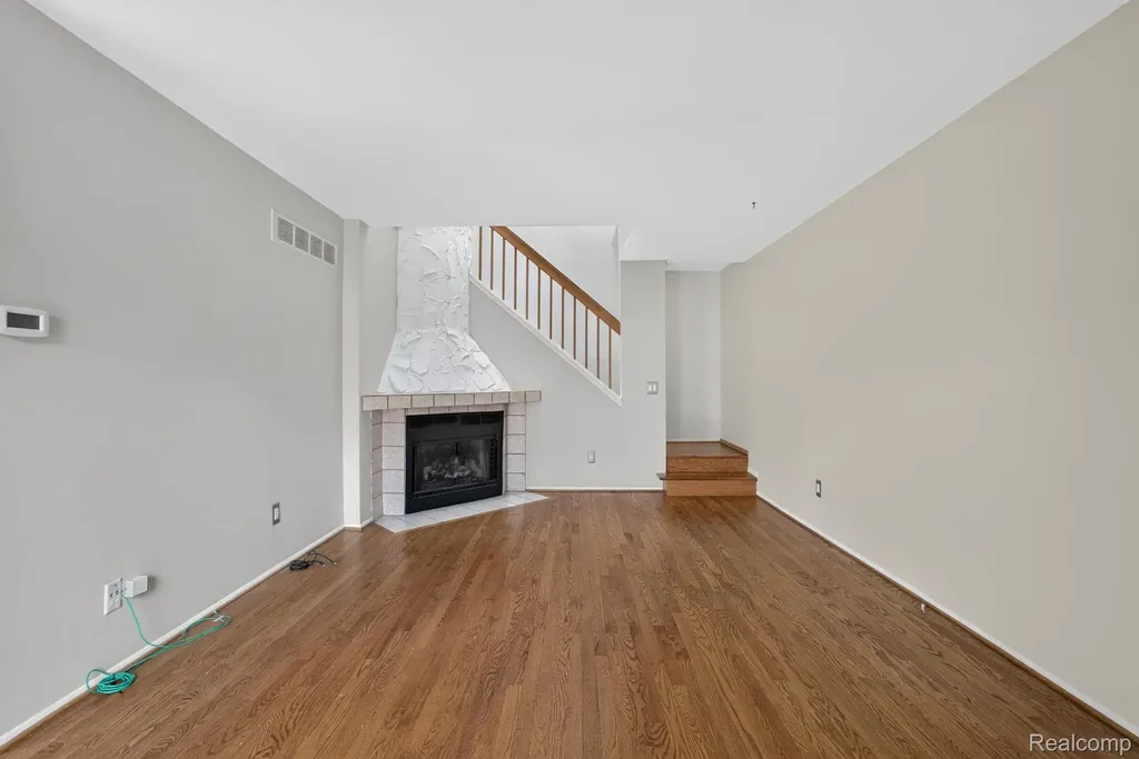 22204 Pondview Novi City MI 48375