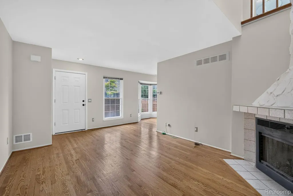 22204 Pondview Novi City MI 48375