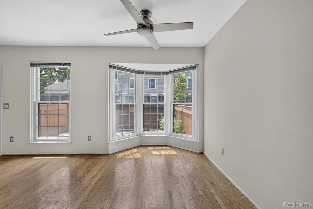 22204 Pondview Novi City MI 48375
