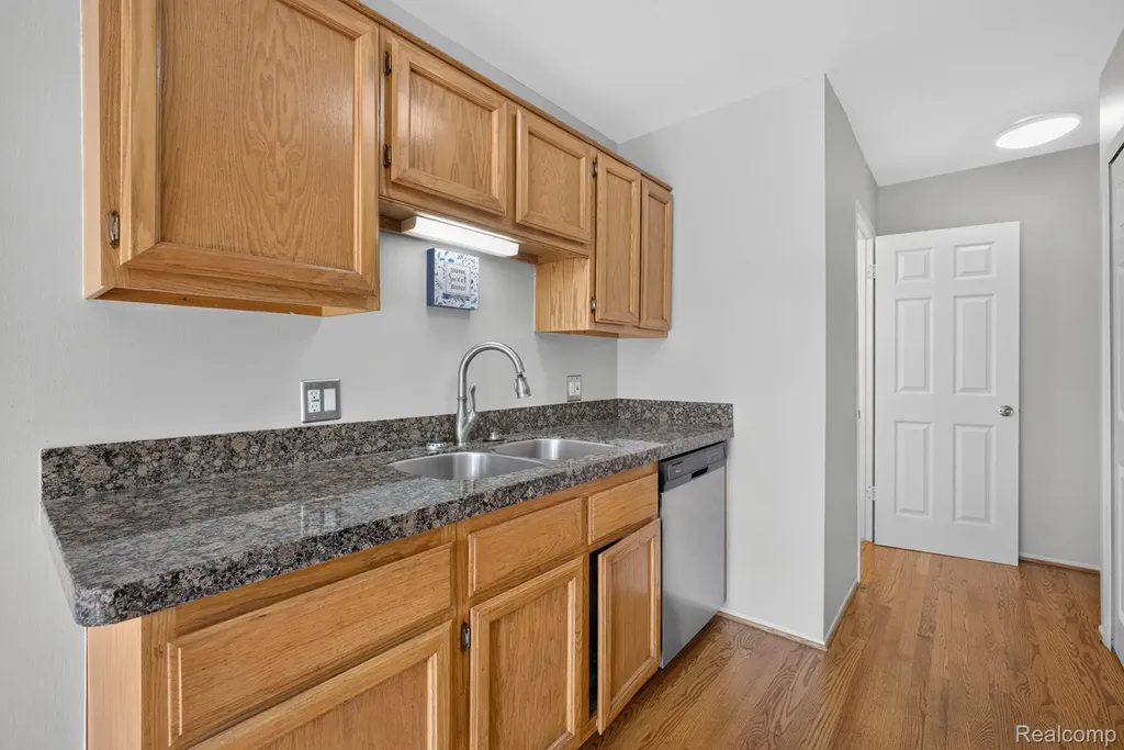 22204 Pondview Novi City MI 48375