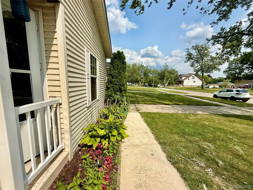 25660 Currier Street Dearborn Heights City MI 48125