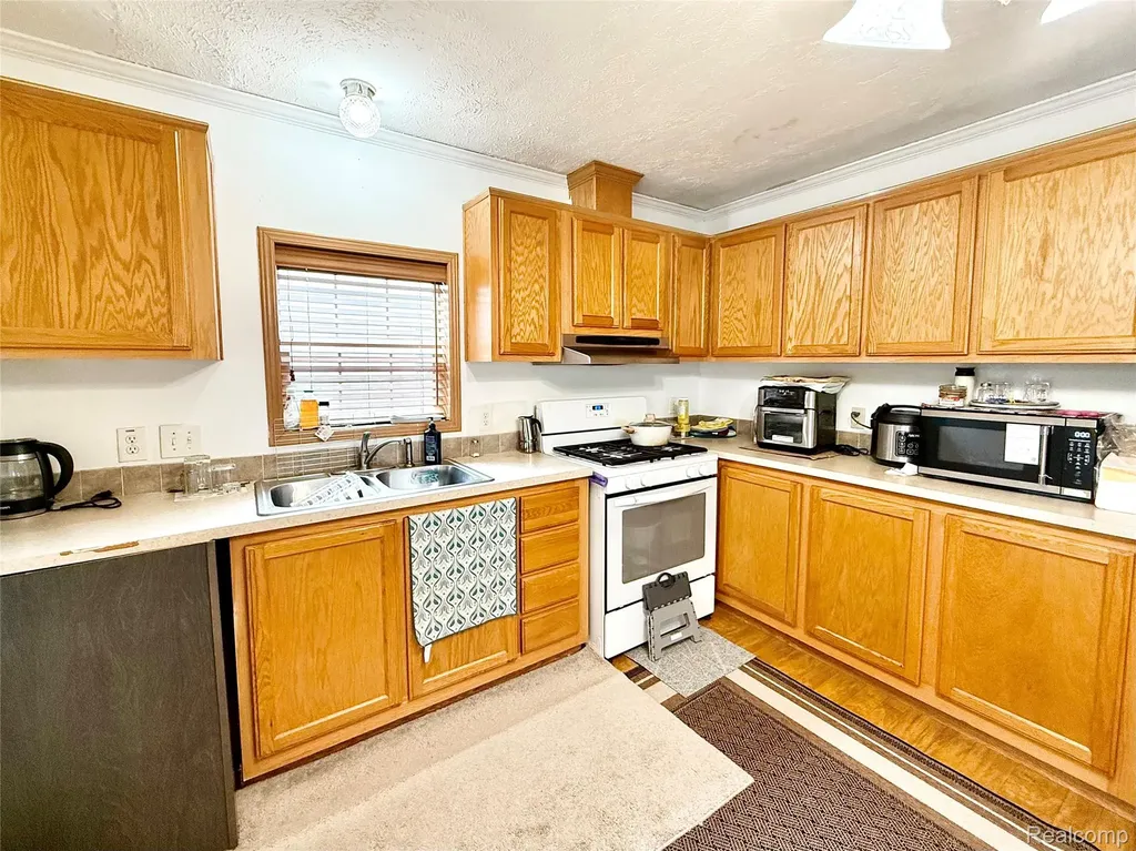 25660 Currier Street Dearborn Heights City MI 48125
