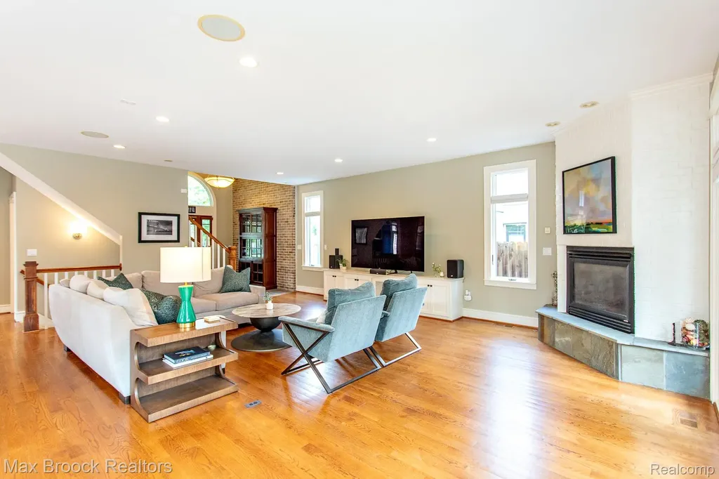 26624 Wyoming Road Huntington Woods City MI 48070