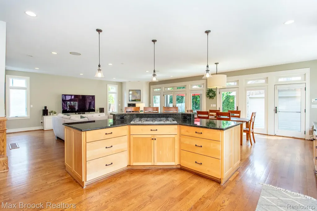 26624 Wyoming Road Huntington Woods City MI 48070