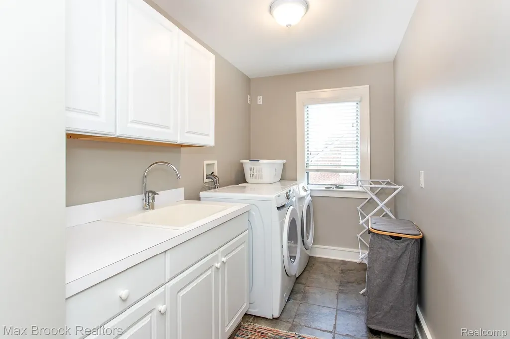 26624 Wyoming Road Huntington Woods City MI 48070