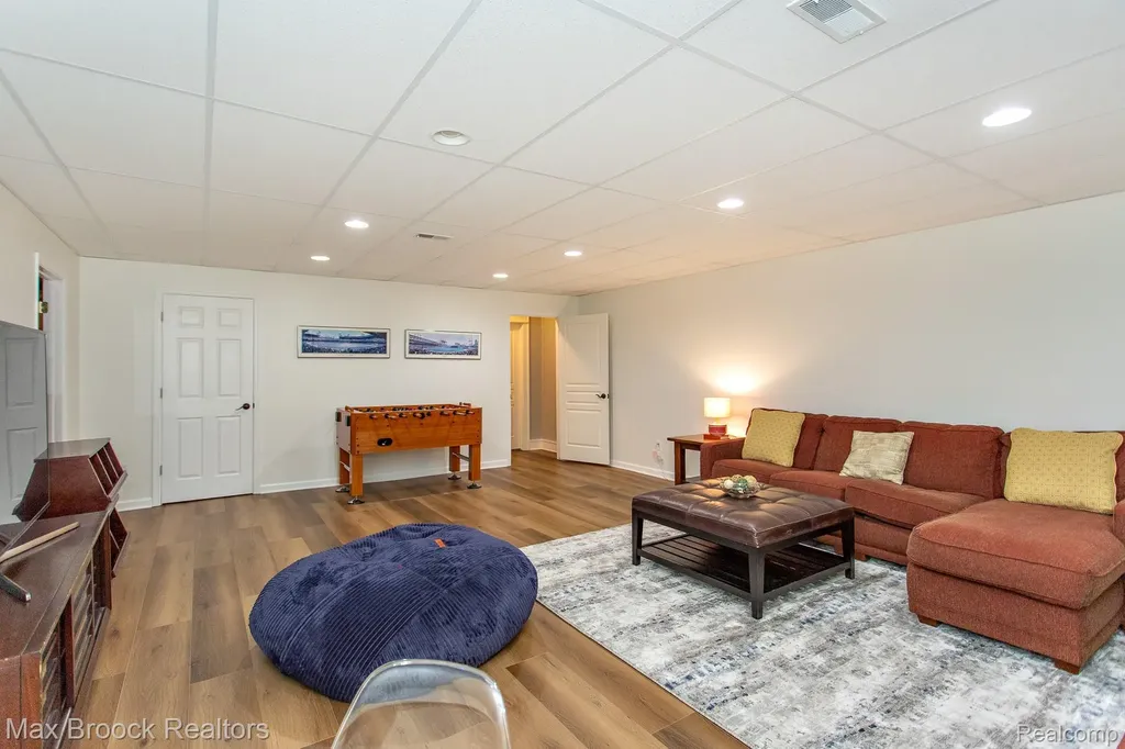 26624 Wyoming Road Huntington Woods City MI 48070