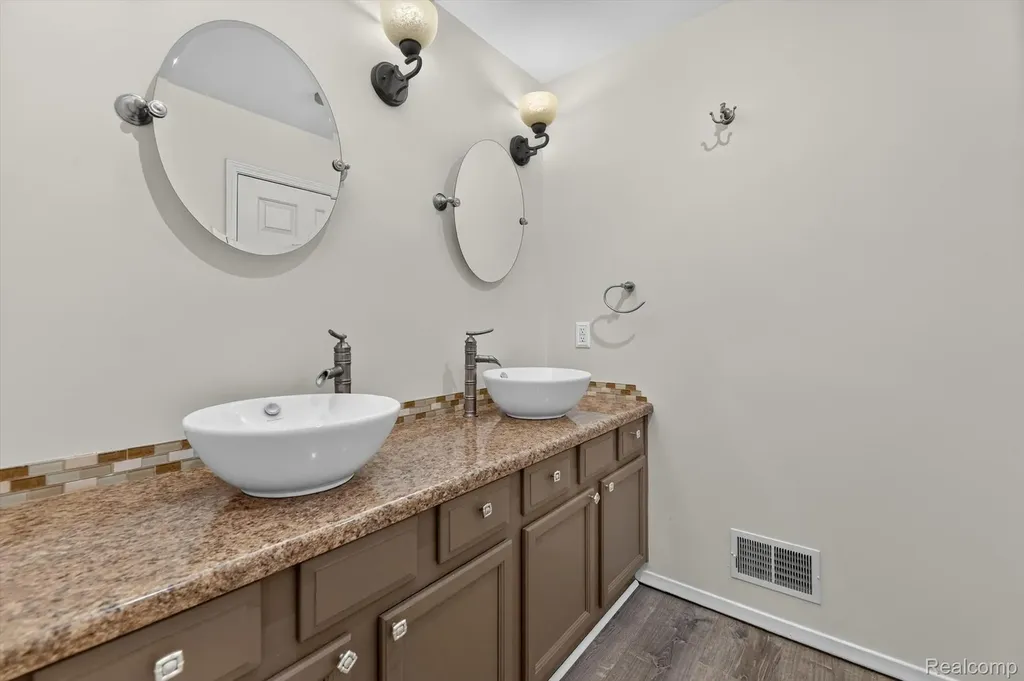 5082 Whispering Glen Trail Grand Blanc Charter Township MI 48442