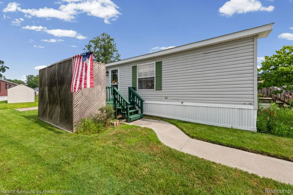 5317 Bart Casco Township MI 48064